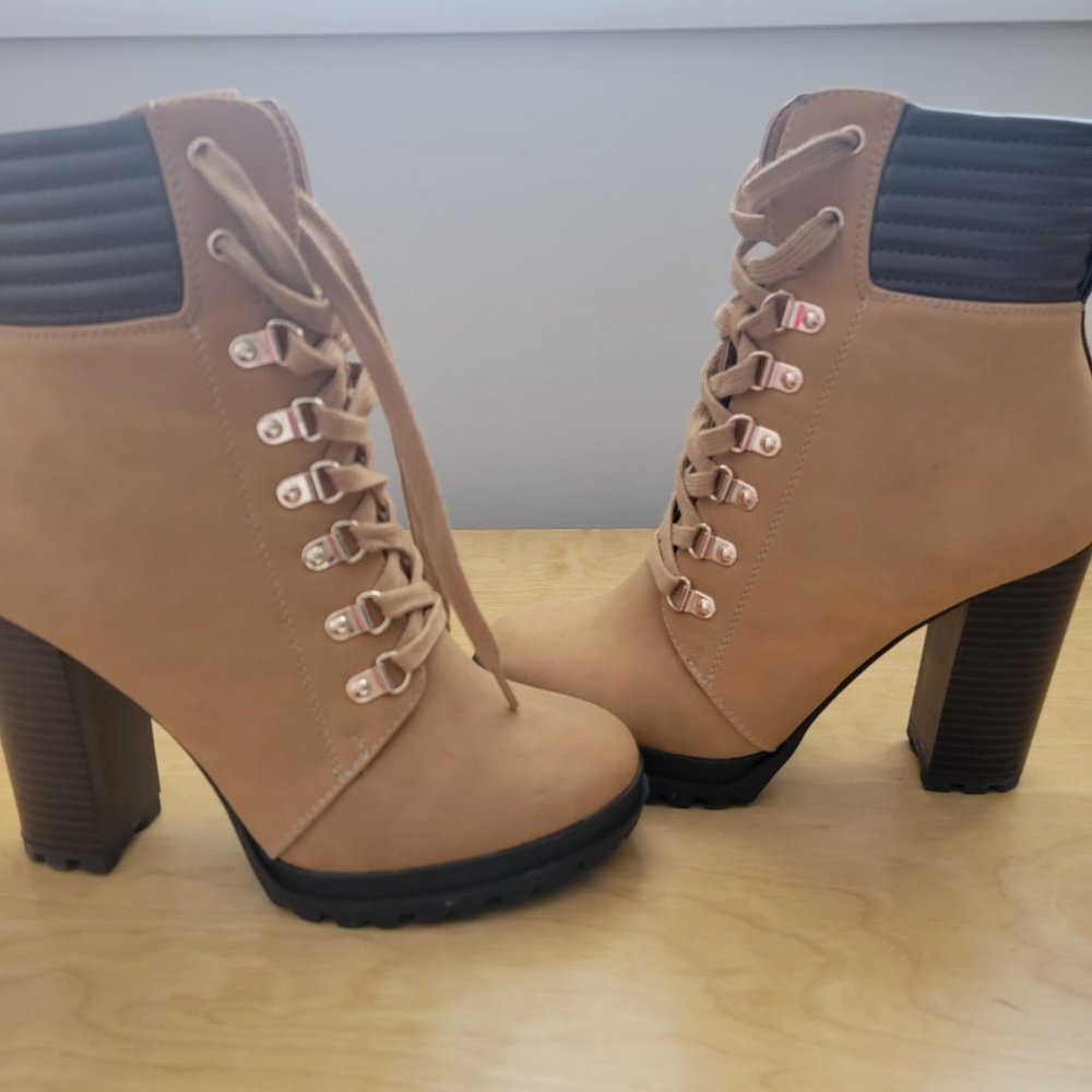 NWOT Platform Work Boot - Picture 3 of 5